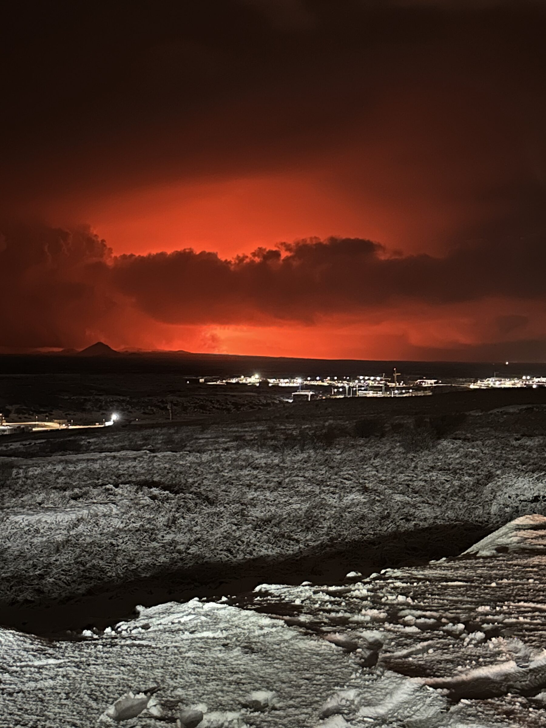 Red sky as volcanic eruption started in Iceland
